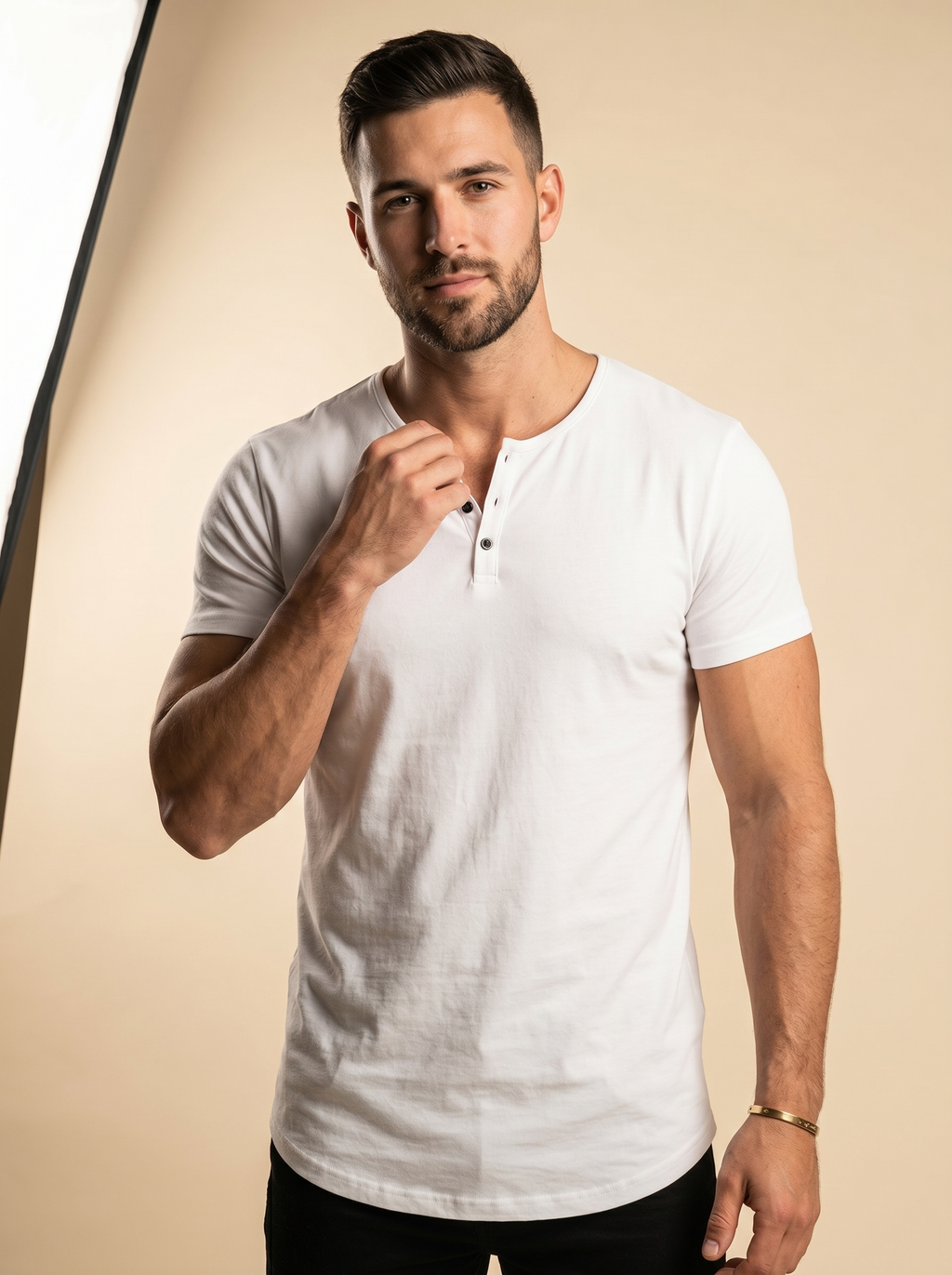 חולצת FitForm צווארון פתוח
