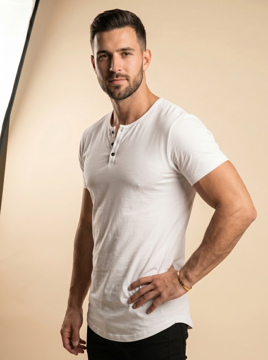 חולצת FitForm צווארון פתוח